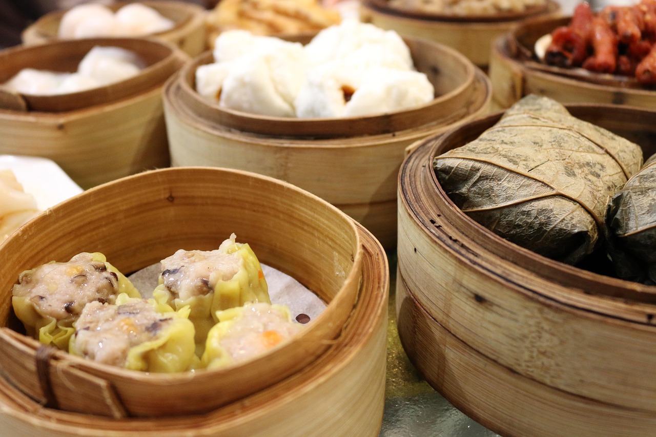 桌上摆着好几笼点心