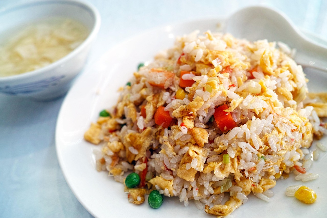 一盘蛋炒饭,旁边有一碗汤