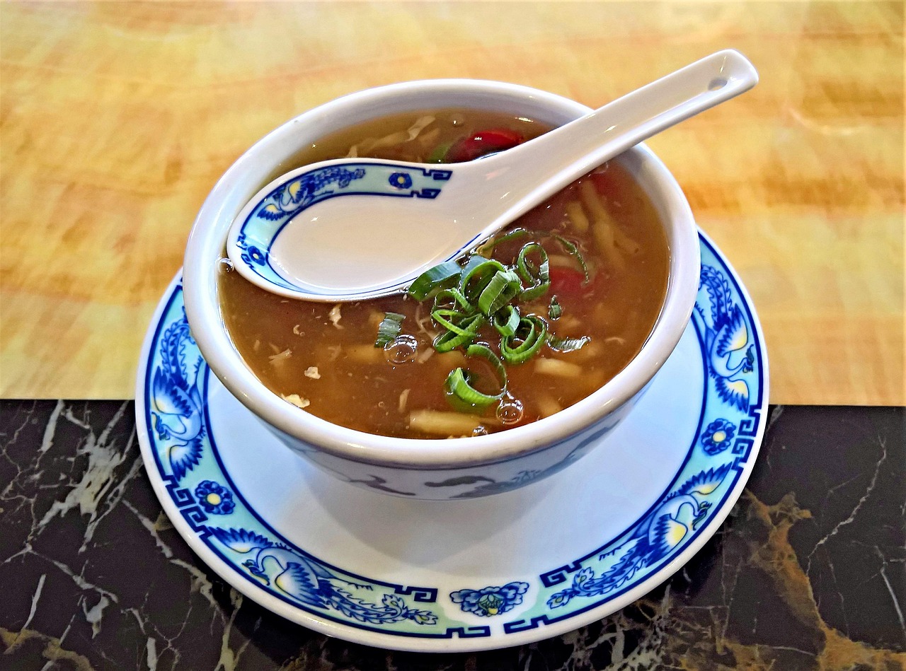一碗酸辣汤,配着瓷勺
