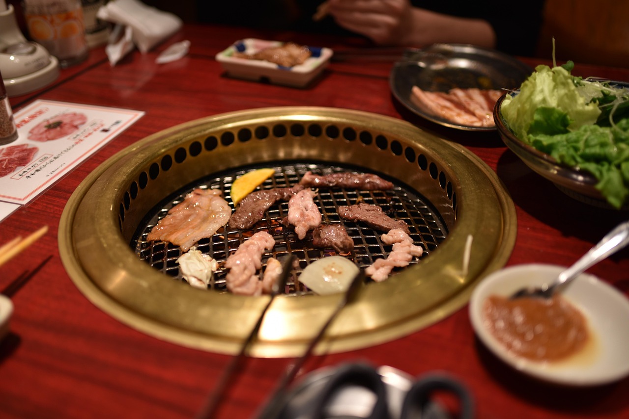 餐桌中间的圆形烤炉,上面烤着肉