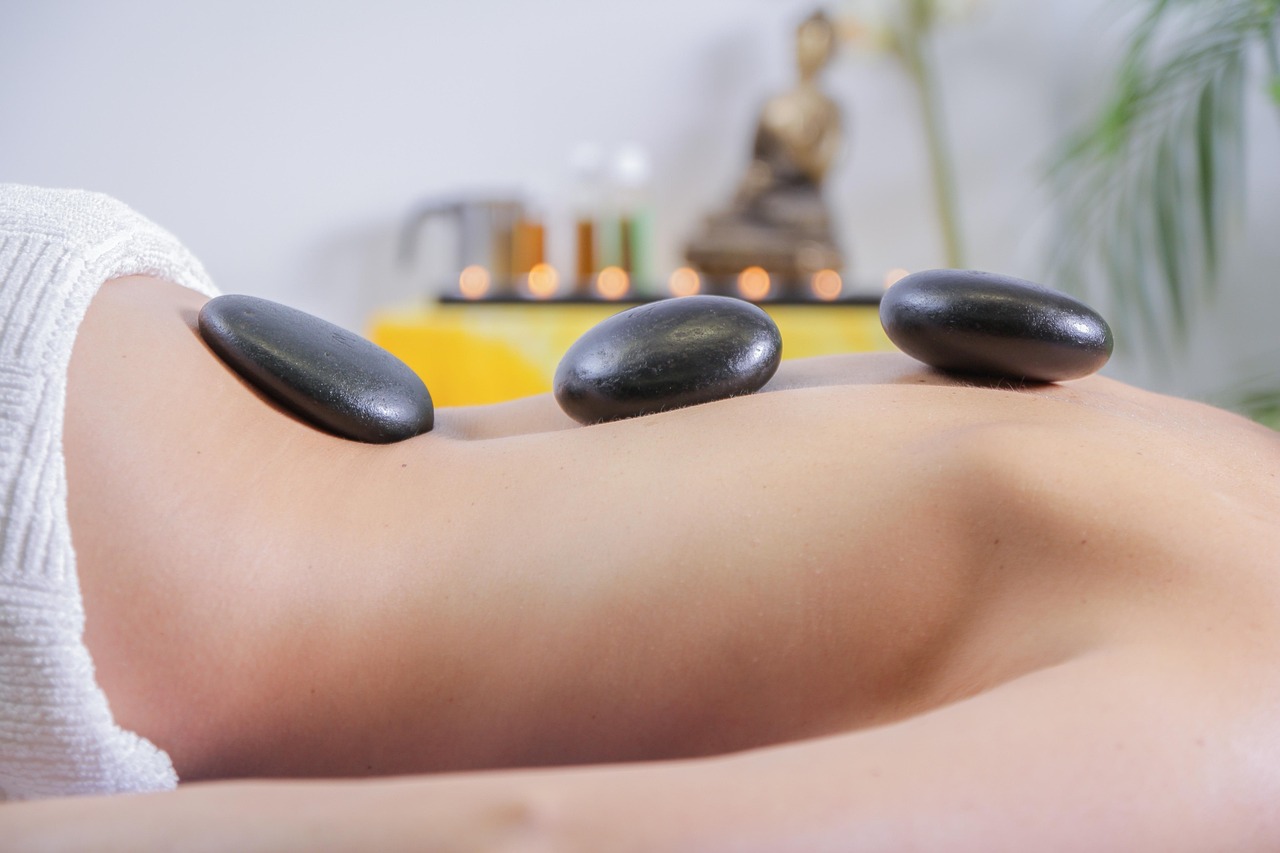 SPA 房间里，热石沿着背脊摆放